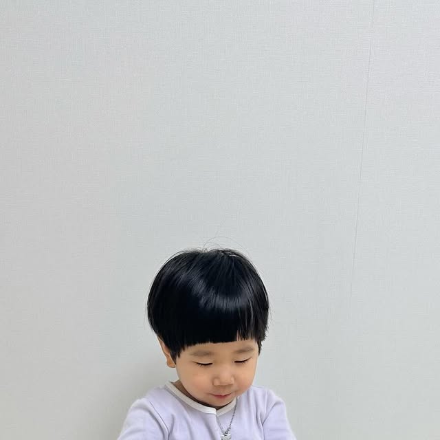 @doh_yw on Instagram: "#협찬

소중한 👶🏻우리아기를 위한
배움과 성장의 도구💞

굿게임에듀 노리낱말카드👐🏻

🌸필수주제 11개
낱말카드 210장으로
주제별로 다양한 놀이가
가능해요🤗

뿐아니라🍒
다양한 사진과 그림으로
낱말과 연관된 정보습득과🌸

🎀상상력을 자극할 수 있는
그림자 퀴즈놀이까지

일상생활에서 자주🍀
사용하는 단어의 구성으로
😎활용성까지 upup

✨두껍고 탄탄한 600g평량
긁힘에 강한 무광코팅으로
단단하고 튼튼하게🌈

링16개로🎶
주제별, 순서대로
카드를 안전하게 보관하며🫧

🫶🏻굿게임에듀 노리낱말카드와
즐거운 시간 완성☝🏻

🏷고마워요 @굿게임에듀

#광고 #낱말카드 #노리낱말카드 #한글카드"