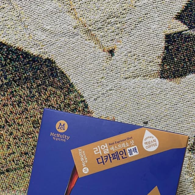 한별 on Instagram: "#협찬
@mcnulty_official

요즘 밤마다 커피 생각나는 사람 손✋🏻
낮에도 마셨는데 왜 밤 되면 또 커피가 그렇게 땡기냐구요…?😭
근데 또 카페인 부담되니까 망설이게 되고… 그 마음 완전 이해하죠...

저도 그랬는데 요즘은 맥널티 리얼 에스프레소샷 디카페인 덕분에
밤에도 당당하게 커피타임 즐기고 있어요🌛

이게 디카페인이라고 절대 심심한 맛 아니고!
고압으로 추출한 진짜 에스프레소 샷이라
초콜릿 향 가득~ 마일드하면서도 깊은 맛이 살아있어요🍫☕

액상스틱이라 물이나 우유에 슥 타기만 하면 끝!
아아로도, 라떼로도, 심지어 아포가토로도 가능해서
기분 따라 다양하게 즐길 수 있어서 너무 만족💘

그리고 디카페인이니까 하루에 여러 잔 마셔도 부담 없고,
집에서도 회사에서도 간편하게 초간단 커피수혈 가능해서
요즘 제 필수템 됐어요🩷

📌 밤에도 커피가 생각나는 사람이라면 무조건 추천!!
맛있고 간편하고 속 편한 디카페인 찾는다면 맥널티가 답이에요👍🏻

#맥널티 #맥널티커피 #리얼에스프레소샷 
#디카페인 #액상커피 #커피 #에스프레소 #레시피 #한국맥널티"