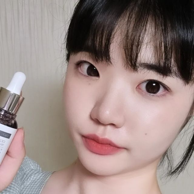 숨 on Instagram: "#광고

날이 더워지면서 요철이나 뾰루지가 올라올 때, 사용하기 좋은 앰플 추천🩵

✅️ 시카
✅️ 아줄렌
✅️ 병풀추출물

피부 진정에 좋은 3대장 성분들이 들어 있어요🫢

✔️ 속피지 ✔️ 속건조 ✔️ 피부장벽 완화

피부보습과 동시에 피부진정도 함께 챙길 수 있는 앰플이랍니다💧

색깔이 조금 특이한데, 영롱한 보라색깔이 너무 이쁘죠?

특이한 색깔에 혹시나 화학성분이 많이 들어갔을까 걱정하지 않으셔도 돼요~

비건 인증 제품이라, 저처럼 예민한 피부에도 부담이 없답니다 ㅎㅎ

텍스처는 싸한? 시원한 느낌이 들어요!

발림성도 촉촉해서 흡수도 잘되니 화장도 잘 먹을 수밖에 없는 제품🩵

올 여름 기초케어 찾으시는 분들께 추천드립니당 o(*･ω･)ﾉ

.
.
#임피엘 #impiel #임피엘 앰플 #임피엘아줄렌앰플 #임피엘시카앰플 #임피엘여드름앰플 #임피엘여드름 #임피엘트러블앰플 #임피엘트러블 #앰플추천 #여드름앰플추천 #트러블앰플추천 #화장품추천"