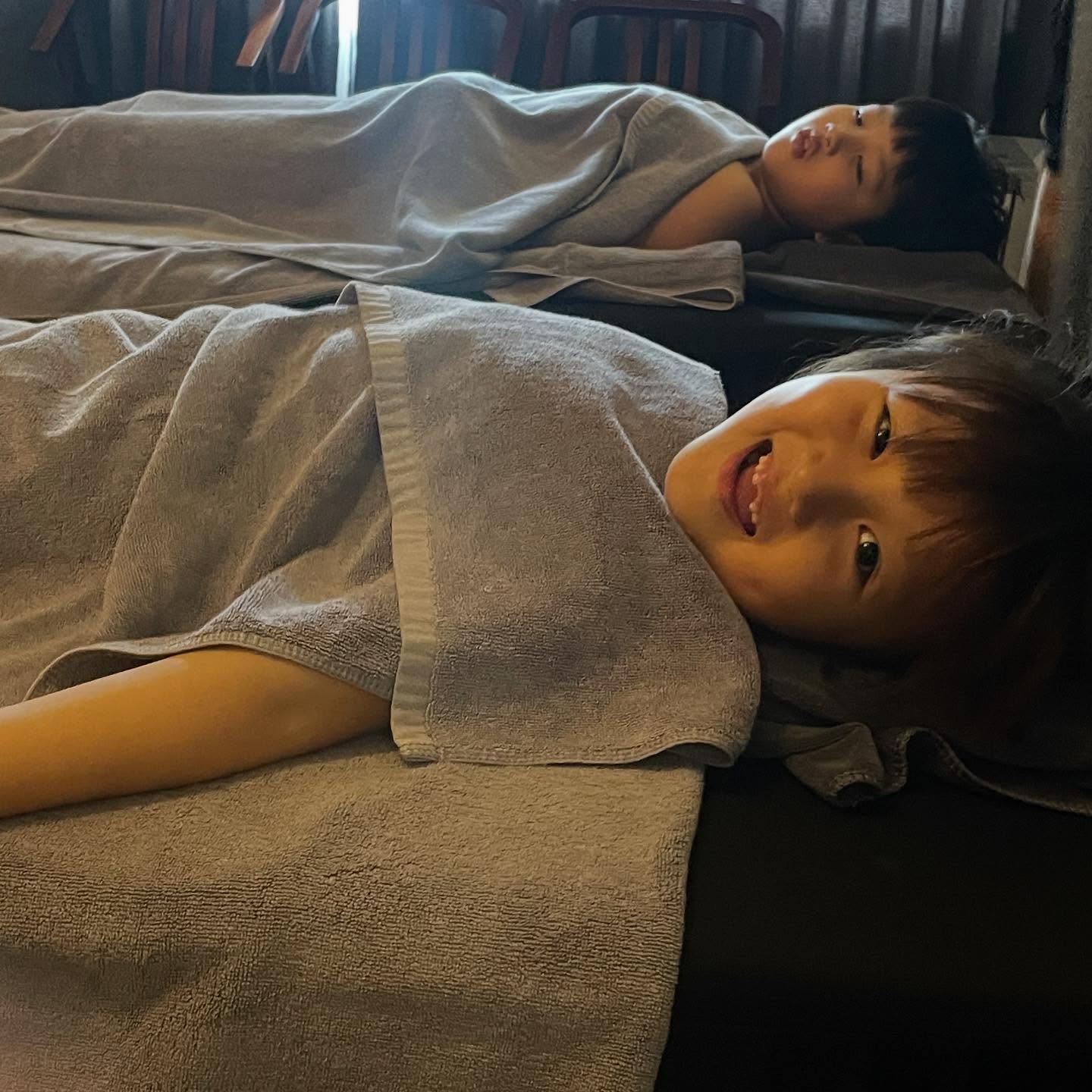 온가족 마사지하고 
공주랑 할미 💅네일받고
2차수영하러 돌아옴

수영장에서 나올생각 없어보여서
그랩시켰,,,ㅋㅋ

꽃게가 먹고싶다기에 이것저것 13개 주워담음😅
이제또 쉬다가 야시장 가볼까,.하는중

먹고자고수영하고 마사지받고 제대로 힐링

#다낭 #베트남 #방학 #연휴 #여행 #다둥이네 #daily
