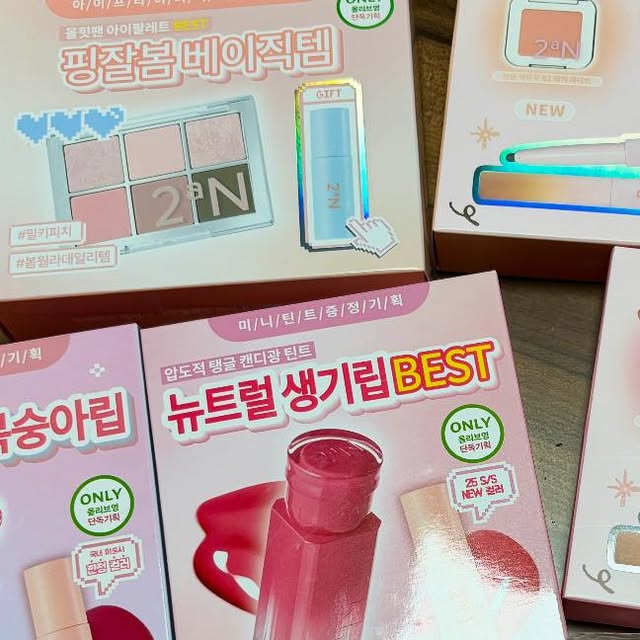 @mat_tour_jang_e on Instagram: "#광고#올영픽#올리브영추천템#올영필수템#러브버블컬렉션#롱웨어링파운데이션미니#컬러플레이듀얼라이너#2aN

👏조명으로인해 사진과 발색 차이가 있어 실제 발색과 최대한 동일하도록 조절하여 사진마다 손등 색의 차이가 있습니다. 모든 제품은 웜톤 기준으로, 웜톤 추천 색상입니다!

📌 투에이엔 글레이즈 바운싱 틴트
🍑15호 피치버블 🩷러브버블
#복숭아핑크 봄웜라 저격 핑크!!로 글로시한 텍스쳐입니다아~ 노란끼 다분한 봄웜라인데 너무 진하게 올라가지 않아서 오히려 색을 레이어링 하던가 색을 조절할 수 있어서 더 좋았어요! 복숭아 핑크라 복숭아가 제철인ㅎ 요즘 기분 좋게 쓸 것 같아요.
🫧05호 버블리
#구아바핑크 뉴트럴 저격 핑크!! 구아바 핑크에서 샌디 핑크가 좀 더 들어가서 뉴트럴에게 딱! 착붙 색이예요! 뉴트럴들은 알겠지만 요런 오묘한 컬러가 또 잘 어울리거든요~ 데일리로 생기주는 용으로도 좋고 꾸안꾸 룩으로도 함께 좋겠어요
🌹08 로즈문
#생장미틴트 웜뮤트 톤을 위한 생장미 컬러로 앞선 색들보다 좀 더 채도가 있고 얼굴에 조명을 탁! 켜주는 색이예요~ 손에 발라보니 착색도 좀 더 남더라구요. 저는 데일리보다 화장하고 꾸민날 포인트 주기용으로 잘 사용할 것 같아요
🪸04 피치슈
#코랄피치 코랄색을 잘 안쓰지만 케이스 색이 너무 예쁘지 않나요?? 별 생각없이 색 올려봤는데 여리여리 한게 너무 예쁘게 올라가더라구요! 코랄 좋아하는 웜톤들은 레드보다는 코랄로 컨셉을 원할 때 좋을 것 같아요. 인간 코랄되는 색!

📌투에이엔 컬러플레이 듀얼라이너
애굣살 메이크업을 한 개의 제품으로 음영, 포인트까지 주기 좋은 ‘듀얼라이너’의 세 가지 색을 픽 해봤어요! 색마다 주는 효과가 다르고, 개인별 눈매에 맞게 메이크업 하도록 라인업 되었어요!
🌸02 베베핑크
따뜻한 나무 갈색에 핑크펄이 반짝반짝! 색 조합이 너무너무 예쁘더라구요! 핑크메이크업은 잘 안하는데, 웜톤의 피부톤에 자연스럽게 녹아드는 핑크라 앞으로 화장한 날 무조건 활용 예약이요!
베베핑크는 눈매가 또렷하고 사랑스러워 보이는 효과〰️
🍯01 허니피치
소프트 브라운 음영+오로라 펄과 꿀 피치 컬러로 채도있는 컬러 메이크업보다 차분함을 추구한다면 이 색이예요! 조명에 따라 반짝거리는 오로라같은 펄이 너무 예쁘더라구요~~
허니피치는 눈매가 또렷하고 사랑스러워 보이는 효과〰️
🍭04 로지캔디
색을 올려놓고 바로 대학생 사촌동생이 생각났어요! 학생 친구들이 쓰기좋은 코랄 브라운 음영+부담스럽지 않은 핑크 컬러로 뭔가 풋풋함이 번지는 사랑스러운 조합이예요!
로지캔디는 중안부를 짧게 만들어 베이비 페이스 연출〰️

📌투에이엔 배러 미 아이 팔레트
🌙11 드리밍
아무래도 아이메이크업을 할 땐 눈 주위의 유분으로 파우더가 뭉치거나 고르지 못하는데, 투에이엔 아이팔레트는 파우더가 정말 고르게 잘 펴지더라구요??
웜라이트 추천색상인 드리밍은 밀키피치 컬러들로 사랑스러움을 한껏 올려주는 색상이예요! 포인트를 주는 밝은 컬러와 음영, 하이라이트 모두 한 팔레트에 있고 컴팩트한 사이즈로 휴대성도 좋아요!

📌 투에이엔 롱웨어링 파운데이션 미니 21호 아이보리
자연스럽고 깨끗한 아이보리 컬러예요. 글로시보다는 세미매트로 피부에 찹!하고 감기게 밀착돼요. 실제로 사진을 봐도 자연스럽게 덮어주니까 내 피부같은 표현이 되더라구요! 특히 미니 사이즈라 3박정도 여행 갈 때 챙겨가기 너무 좋을 것 같아요. 저는 스파츌라로 도포했는데 손으로 발라도 밀착되고 좋다네요?!"