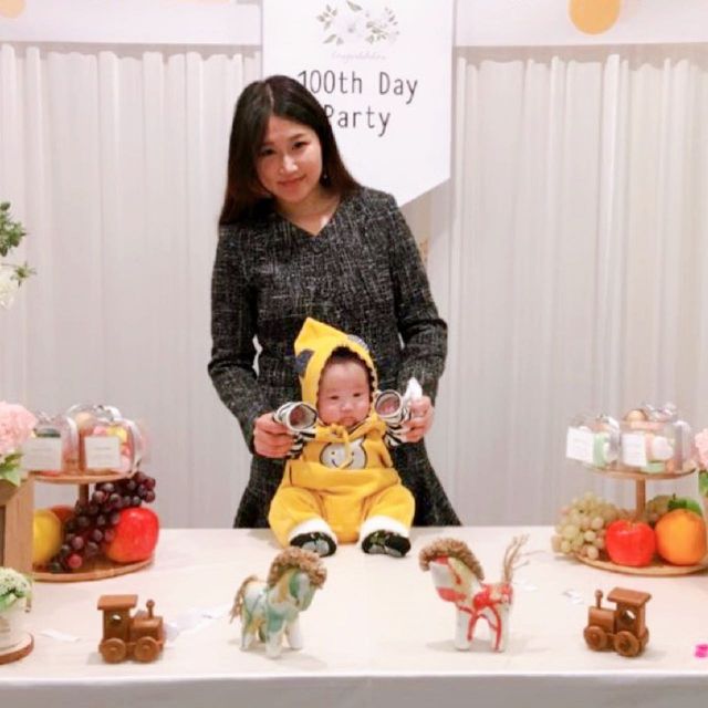 찌우찌우❤️ on Instagram: "#광고 출산후부터 쭉 탈모샴푸를 사용중이라 #산후조리원 에서도 사용하는 출산 후 탈모관리 대표샴푸라고 하는 #메디큐브 #소이시딜샴푸 를 사용해봤어요 ☺️
믿고 쓸 수 있는 유명한 메디큐브에서 나온 제품이라 더욱 믿음이 가는데, 메디큐브에서 나온 제품들은 정말 왠만하면 다 좋아서 구매를 자주하게 되더라구요

인체적용시험으로 확인된 모발빠짐이 최대 71.5% 감소 효과를 보였다고 하니 기대가 너무 되었고 샴푸는 향도 정말 중요한데 향이 거부감 느껴지지 않고 파우더리해서 좋았어요☁️

출산 후 100일부터 머리가 많이 빠진다는데 정말 욕실 바닥을 볼때마다 충격적이었던.. 미리 관리해주는게 답인 것 같아요! 그리고 탈모샴푸 하면 되게 뻣뻣해지는데 소이시딜샴푸는 그런느낌 전혀 없고 특히 여성탈모는 영양 부족형 탈모가 많기 때문에 샴푸만 바꿔줘도 부족한 두피 영양을 채울 수 있다니 당장 샴푸부터 바꿔야겠죠😎

저는 매일 머리를 감아줘야하는 사람인데 이건 유분, 각질 제거에 탁월해서 이틀정도는 머리를 안감아도 티가 안나니까 머리 감을 시간이 아까운 육아맘들에게도 추천🩵"
