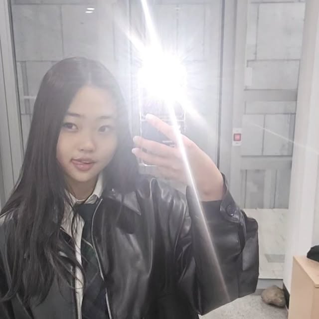 @angelamoon748 on Instagram: "#협찬 아이러니포르노화이트라인 IRO086 레더 자켓 블랙🖤 교복에 입었는데 넘넘 힙하구 이뻐용!! 저는 오버핏을 좋아해서 완전 제 스탈이엇어요 이거 입고 춤도 추고