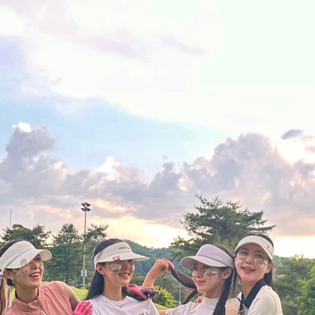 골쀼ㅣ골프 인플루언서⛳ on Instagram: "우행시😎

네이비씰 선패치 요즘 여기저기서 많이 보이죠
다 이유가 있어요 여러분
아무것도 안 붙인듯 착붙 착용감이 정말 좋거든요
밀리터리 패턴도 유니크하고 귀여운데 
일단 사용감이 좋아요 얇고 편하답니다🫶🏻
얼굴에서 패치 팔락거리는 거 싫어하시는 분들
@plan36.5_official 추천드려요🫧"