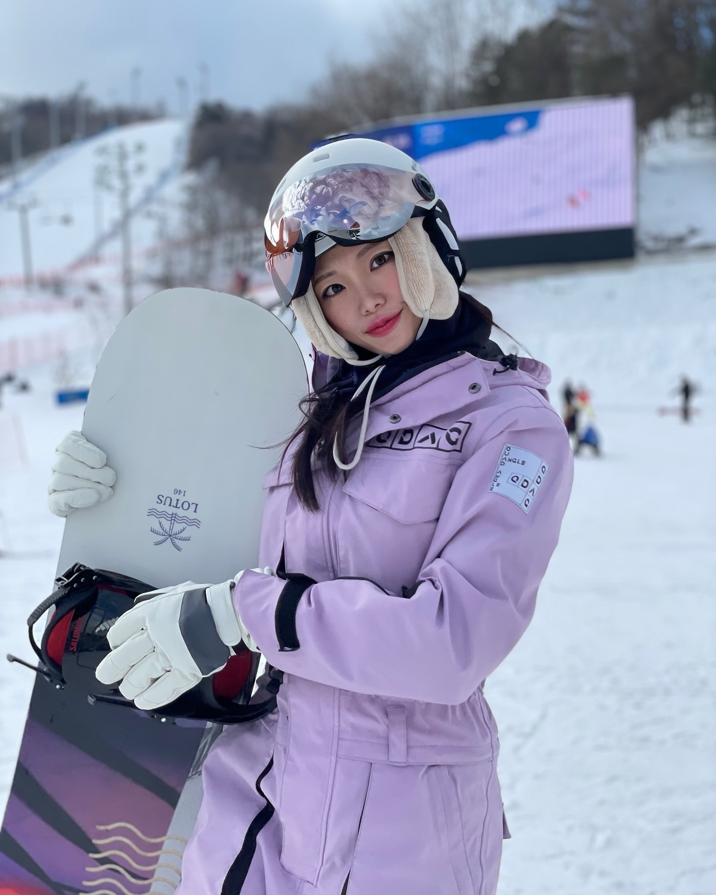 내 인생 첫스키장🏂

곧죽어도 간지나는 보드!!
우리 꼭 스키장가자! 이말 한마디에 예약해서
데리고 와주고 왕초보 알려주냐고 제대로 못탔을 성배
그래도 오늘 나 넘어지고 구르고 소리지르는 재밌는 구경
많이 했지~?!ㅎㅎㅎ

레전드로 재밌는데 꼬리뼈 바바삭 너무 아파서
손목으로 넘어졌더니 손목 팅팅부어서 의무실 마뮤리 이슈
전경골근 대퇴사두 근육통 레전드 타임~ 그래듀
넘넘 재밌었다🫶🏻 

#스키장 #보드 #스키장패션 #휘닉스파크 #휘닉스파크스키장 #스키장데이트 #데이트 #일상 #데이트코스 #데이트추천