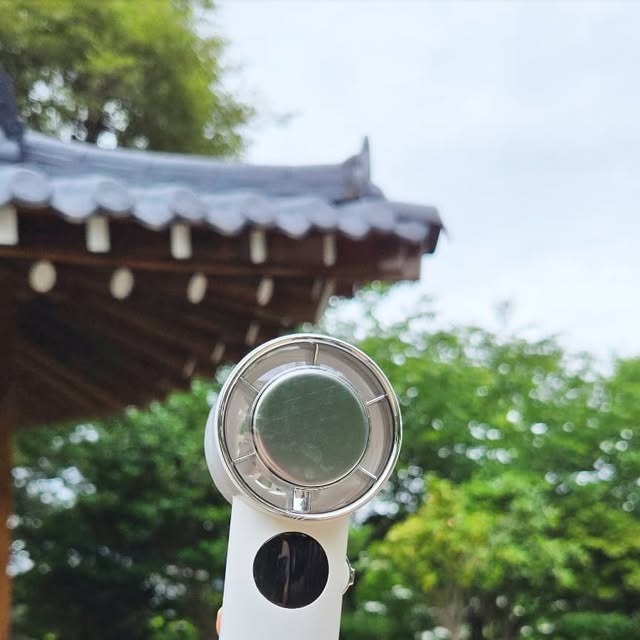 수원 ꨄ︎ ᗷY._.ՏᑌᗯOᑎ ❤︎+*☆𓂸ฅฅ on Instagram: "❤#광고 #손풍기추천 #손풍기 #무선냉각선풍기
더위를 차갑게 식혀줄 여름 대비 필수아이템 👍💜
ㆍ
ㆍ
♟ 강력하게 시원한 바람, 휴대용 냉각선풍기 ⁉️🌟
〰️ 버튼은 위아래로 밀어서 쉽게 100단계까지 풍량
조절 조작이 가능하고 LED 스크린 타입이라 작동이나
배터리 충전시 한 눈에 알아볼 수 있고 냉각 및 음이온
기능이 표시되어 있어서 좋아요❗️그립감도 굿굿 🌝

🏷  낚시ㆍ등산ㆍ캠핑ㆍ여행ㆍ러닝 등 운동이나 야외
활동시 시원하게 더위와 땀을 식혀줄 꿀템 강추 🙊 

➰️ 소음이 거의 없어서 조용하고 어디서나 사용해요 ⭐️
➰️ 바람 세기가 강력해서 시원하고 즉각적인 빠른 냉각
➰️ C타입 USB 충전 케이블 포함 및 빠른 충전 ⭕️

✴️ 183.5g 으로 가볍고 손풍기 하단에 후크가 있어 가방
이나 어디든 쉽게 걸어둘 수도 있고 휴대하기 좋아요✔️🧡

📌 하단 후크 각도를 고정시키면 탁상용으로도 쓸 수
있어서 완전 실용적이고, 가성비가 대박이예요

🔻🔻🔻🔻🔻🔻🔻🔻🔻🔻🔻🔻🔻🔻🔻🔻🔻🔻

📍 #SMIRIA손풍기 [ 화이트 ]

⚫️ 사이즈 :  50 cm × 50 cm × 155cm ✔

🌸 충전시간 : 약 3시간 정도

🎁 제품 #SMIRIA 👉

✅️ 구 매 링 크 ✅️ 
https://link.coupang.com/a/ct7NhO

#냉각선풍기 #휴대용선풍기 #미니휴대용선풍기
#휴대용선풍기추천 #여름필수템
ㆍ
ㆍ
🔱  업체로부터 제공받은 제품입니다  🔱"