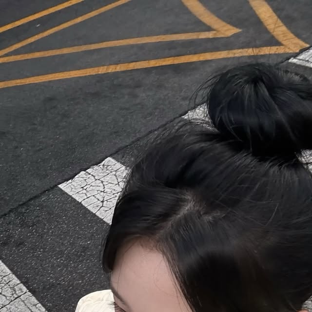 영현 on Instagram: "#광고 @osawa_official 내 생애 가장 완벽한 똥머리와 함께💭 포근한 하이넥 패딩에는 올린머리 해줘야되는거 알죠? #오사와 #패딩 #아우터 #하이넥"