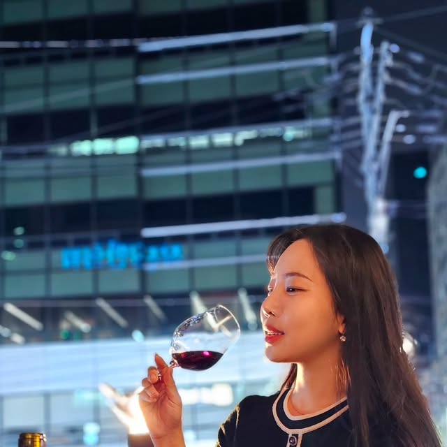 강남자취몽 / 자취일상 (25) on Instagram: "#협찬 🍷 비니커피 🍷

요즘 골프 끝나고 야장에서 와인 한잔 즐기는 낙에 빠졌는데요🍷
세상 어디에도 없는 나만의 와인을 만들 수 있는 공간, 비니커피에서 와인 구매했어요!

전 세계 다양한 와인을 직접 시음하고 구매할 수 있는 이 공간… 와인 러버라면 꼭 가보셔야 해요.
다양한 와인을 잔 단위로 즐길 수 있어서, 1,879원부터 저렴하게 한 잔씩 테이스팅 가능하답니다 🥂

분위기도 너무 좋아서 그냥 와인 사러 갔다가 힐링까지 하고 온 느낌✨
친절한 추천 덕분에 제 입맛에 딱 맞는 와인도 찾았어요!

게다가 1879, 18홀에 79타 와인이라니! ⛳️
마시고 힘내서 다음 라운딩 때는 79타 목표로! ㅎㅎ 완전 골프감성 저격 와인 아닐까요?

#커스텀라벨 #양재와인샵 #양재와인바 #양재시민의숲카페 #저가커피 #잔와인 #1879 #가성비와인"