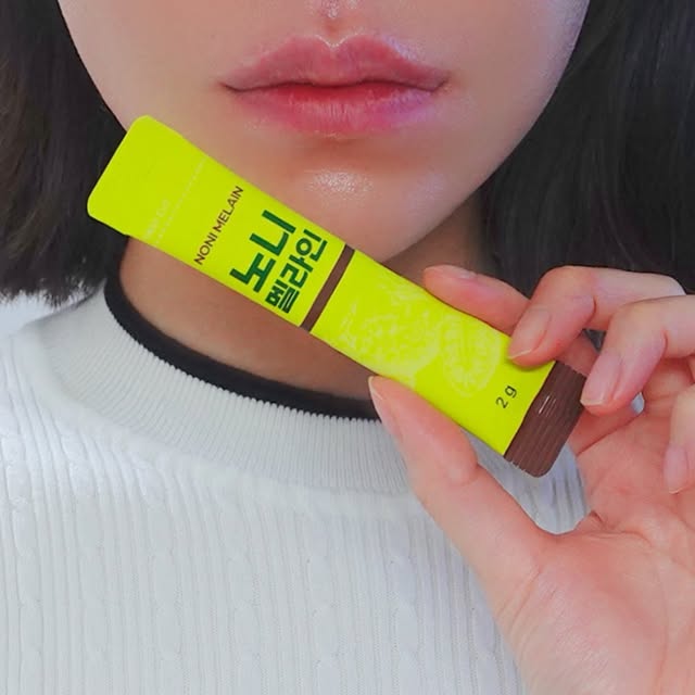 BB beauty on Instagram: "#협찬

나이가 들면서 몸이 예전 같지 않고,
자고 일어나도 개운하지 않은 날이 많아 고민이었어요. ☁️
무작정 굶는 관리는 이제 체력이 안 따라줘서
건강하게 속부터 비워낼 수 있는 방법을 찾다가
*노니멜라인*을 챙겨 먹기 시작했답니다. 🌿

신이 주신 선물이라고 불릴 정도로
노니가 몸에 좋다는 이야기는 많이 들었는데요,
이 제품은 품질 좋은 *베트남산 노니*를
진하게 추출해 담았다고 해서 더 믿음이 갔어요.

사실 노니 특유의 맛과 향 때문에
먹기 힘들지 않을까 걱정도 조금 했었는데,
생각보다 목 넘김이 깔끔하고 부담스럽지 않아서
매일 아침 가볍게 한 포씩 챙기기 딱 좋더라고요. ✨

노니 속에 풍부한 파이토케미컬 성분이
우리 몸의 염증 배출을 돕고 순환을 도와준다고 하니,
꾸준히 마실수록 몸이 한결 가벼워지는 기분이에요.

특히 나잇살이나 잘 빠지지 않는 군살 때문에
고민이 많은 시기라 더 열심히 챙기게 되네요. 🍊
운동과 식단을 병행하면서 보조적으로 챙겨주니
확실히 시너지가 나는 것 같아 만족스러워요.

건강도 챙기면서 무겁지 않게 관리하고 싶은 분들이라면
하루 한 번, 간편한 습관으로 시작해보셔도 좋을 것 같아요.
저도 꾸준히 비워내 보려고요! 🥰

#노니멜라인 #노니추출액 #노니효능 #노니원액"