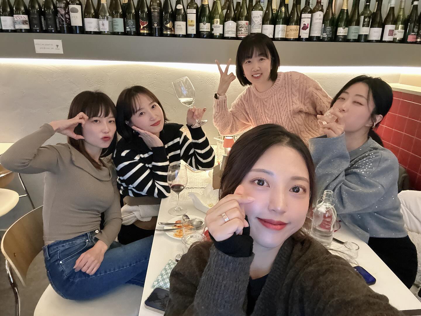 2024연말🎄☃️
이쁘니동생언니들덕에
분위기도좋은곳에서 오랜만에 이쁜사진 남기기😍
모두모두 건강하고 오래오래 같이 댄스하쟈🩷