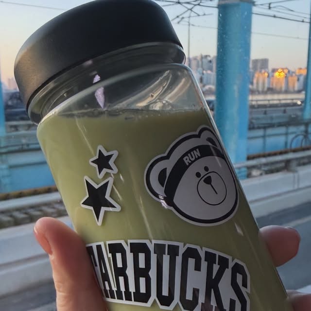 Hanju Christine Chung on Instagram: "#광고 말차러버인 내 자신🍵💕
어렸을 때부터 일본에 거주해서 그런가 자연스럽게 카페에 가면 말차가 제일 먼저 눈에 들어오게 될 정도..
말차라떼뿐만 아니라 말차 초콜릿, 말차 아이스크림, 말차 푸딩 등등 말차 들어간 건 그냥 다 좋다🫶🏻
쟈뎅 말차라떼도 물론 빠질 수 없는 법!
따뜻하게 마시면 따뜻한 맛이 주는 부드러움을 느낄 수 있어 맛있고, 나처럼 얼죽아는 아이스로 마셔도 부드러움을 그대로 느낄 수 있어 계속 찾게되는 맛😍
말차에 블루베리 조합은 생소했는데 의외로 블루베리가 말차랑 자연스럽게 어우러져서 계속 들어가는 맛이어서 매일 생각나는 맛🫐🍵
집에서, 외출할 때 등 어디서든 말차와 함께라면 행복해🫶🏻

#쟈뎅 #말차라떼"