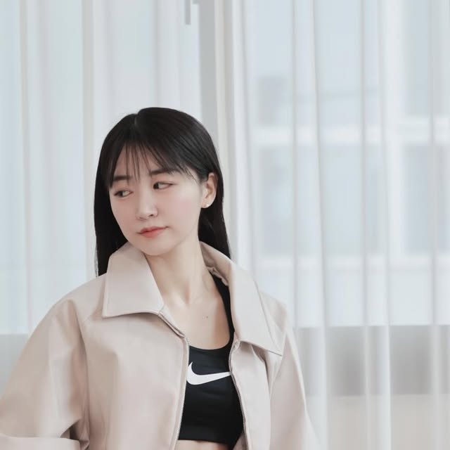 흥지니🧞‍♂️ on Instagram: "#광고

2026.03.08.일

이제 곧 봄이 잖아요🌸

환절기에 가볍게 걸치기 좋은 데일리
레더 자켓을 소개해드릴게요 🤭

바로바로 

스탠다드 에러
나그랑 레더 블루종 자켓 - 아이보리 🤍
인데요 :)

ㄴ POLYURETHANE 100%
ㄴ 단정한 실루엣의 카라넥
ㄴ 깔끔하고 베이직한 디자인
ㄴ 소매와 밑단 밴딩으로 안정감있는 핏감
ㄴ 여유로운 실루엣으로 제작

되어있어서 소재적으로도
우수하고 안정감 있답니다 🤭

다가오는 봄 레더 자켓 구매 의향이
있으신 분들께서 한번쯤
픽해보시는건 어떠실지 😳🧚🏻‍♀️✨

#스탠다드에러  #STANDARDERROR #남여공용자켓"