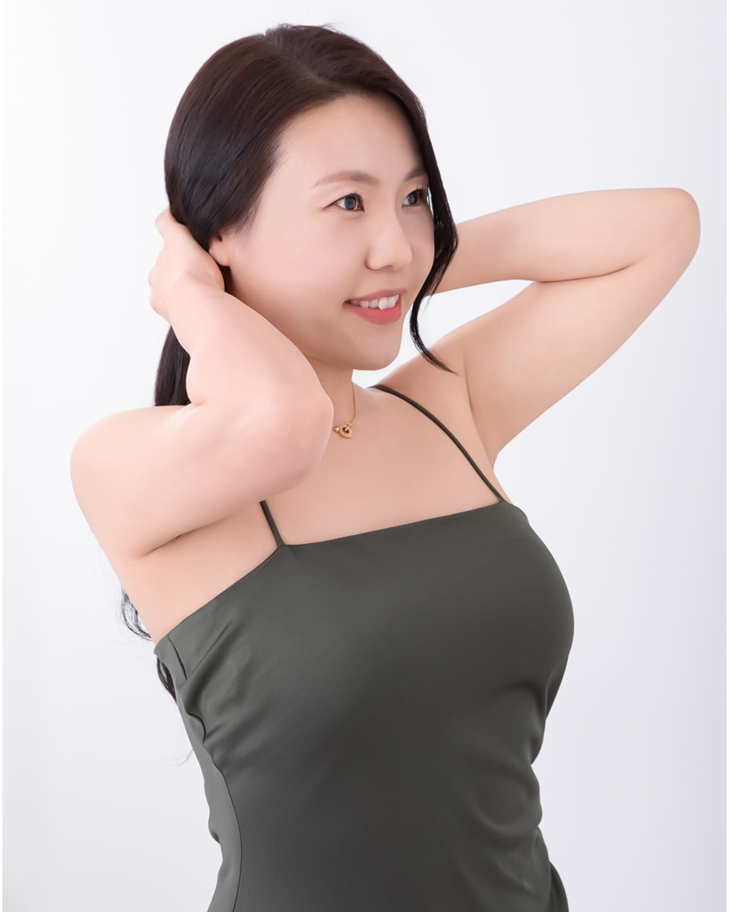 나이 한 살 더 먹은 기념으로_📸

도대체 난 이제 몇 살인 거야?
빠른 년생이라.. 헷갈리는 내 나이!

그냥 내 나이를 묻지 마세요_😏

예전 가족사진이랑 모녀 사진_
찍었던 곳에 또 방문_
맨날 수영복이나 필라 인증 사진만 찍다가
이런 거 찍으려니 세상 어색하고 부끄럽고_

메이크업은 딸이 해주었는데
샵에서 받은 것보다 더 마음에 드는_🥹

#나도여자랍니다