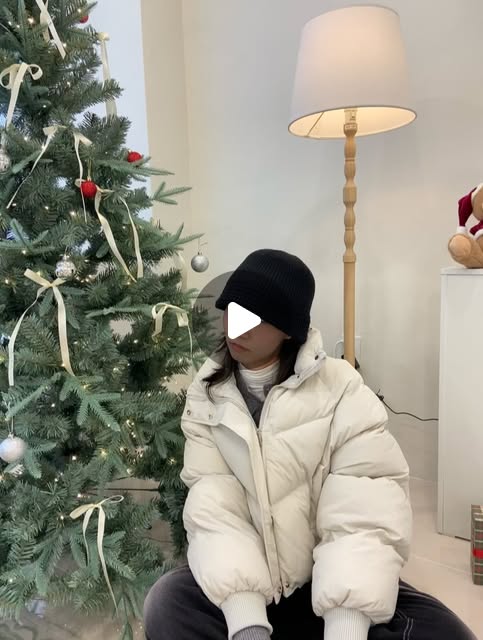 정영은 on Instagram: "#광고 #오사와
부담 없는 크롭기장에 
실루엣은 안정감 있게 소매 밴딩으로 핏 잡아주고
밑단 스트링으로 자유로운 연출 가능한 패딩!

스트릿하게 입어도 너무 잘 어울리고
저는 색감이 너무 그레이도 아니고 하얗지도 않아 
오묘해서 너무 마음에 들고 여리여리한 스타일로도 입어봤어요!
하이넥이라 바람을 잘 막아주니 한파에도 잘 입고 다녔어요.
어떤 이너에도 잘 어울리는 데일리 패딩 추천합니다🤍"