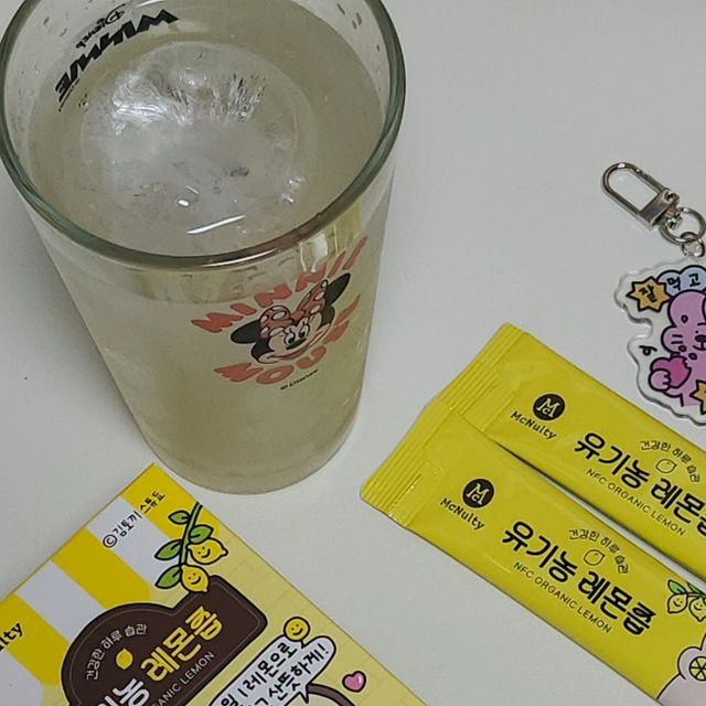 윤슬 | 홈카페☕️ 홈쿡🥗 캠핑⛺ 협찬 🅳🅼 문의‼️ on Instagram: "#협찬 유기농 레몬즙 NFC 100% . . . #유기농레몬즙 #레몬원액 #레몬즙스틱 #레몬수 #레몬디톡스 #레몬즙 #독소배출 #김토끼 #