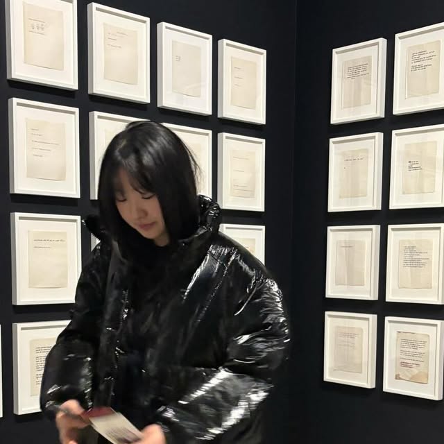 혜윤_ʜʏᴇʏᴜɴ on Instagram: "#광고
85-VIVA045 유틸리티 글로시 커브드 라인 크롭 숏패딩 블랙

크롭한 기장감과 광택감 있는 유니크한 글로시 원단으로 같은 블랙이여도 겉옷으로 포인트 주기 좋아용 :)♥ 소매 밴딩 처리로 착용감도 편안해요!!
.
.
#비바브라운 #여자패딩#크롭패딩 #글로시패딩"