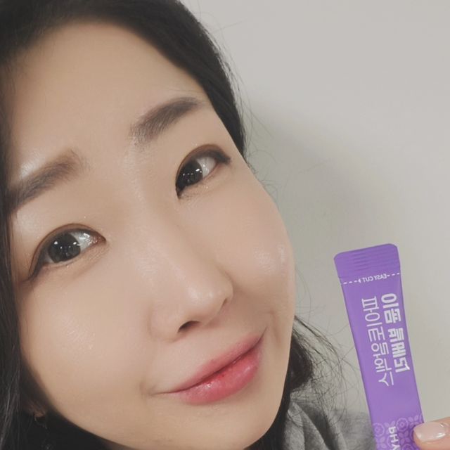 유메고밍 on Instagram: "#협찬

[파이토알엑스] 이뮨 빌베리
 @pharmabros_official

항산화 기능이 뛰어난 빌베리가 함유된 이뮨 빌베리는 눈건강에도 좋은영향을 주어 눈의 피로와 건조함을 개선하는데 도움을 주는 제품이랍니다. 

100년의 노하우가 있는 이탈리아의 믿을 수 있는 원료사 indena 사에서 빌베리열매 100% 추출분말이 함유되어 믿고 먹을 수 있고 한 포당 빌베리추출물 함량이 100mg 가 함유되어 있어 하루에 한 포로 충분하게 눈 건강 관리를 할 수 있어요.
또, 면역 강화에 도움이 되는 저분자 베타글루칸 성분이 한 포에 200mg 함유해 눈 건강과 함께 면역 건강도 한 포에 챙길 수 있어 너무 좋답니다. 

블루베리 추출물도 함유해 새콤달달한 맛으로 누구나 호불호 없이 먹을 수 있답니다. 분말타입이라 그냥 먹어도 좋고 물에 타먹어도 좋아요! 또 개별스틱포장이라 챙겨다니기도 좋답니다. 

렌즈를 매일 착용해 눈의 피로도가 큰데 이뮨빌베리 챙겨먹으면서 눈이 편안해진느낌이라 만족하며 먹고 있어요! 눈건강에 신경쓰시는 분들 꼭 드셔보시면 좋을것 같아요:)

#빌베리효능 #빌베리영양제추천 #빌베리파우더 #약들약빌베리 #이뮨빌베리 #빌베리루테인"