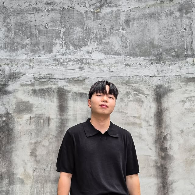 조성진 on Instagram: "#광고 여름철 시원하고 스타일리시한 니트를 찾고 있다면, 이 제품이 딱이에요!

아이러니포르노(@1rony9orno_official ) / 썸머 카라 니트 반팔

▪️ 통기성이 뛰어나 쾌적하게 입을 수 있었고, 동양인 체형에 맞는 실루엣으로 편안하게 착용할 수 있었어요. 적당히 여유 있는 핏이라 활동성이 좋았어요🧳

▪️ 오픈 카라넥 형태로 더운 여름에도 시원하게 입을 수 있고, 다양한 상황에 맞게 스타일링할 수 있어요. 가볍고 시원한 착용감 덕분에 여름철 필수 아이템이네요🌞

▪️슬랙스나 반바지와 함께 편안하면서도 스타일리시한 룩을 완성할 수 있어요. 여름철 외출할 때나 캐주얼한 자리에서도 잘 어울리더라고요!

오늘은 여유 있는 카라 니트와 와이드한 블랙 팬츠를 매치해 시원하면서도 고급스러운 느낌을 주었어요. 캐주얼하면서도 깔끔한 느낌을 살리고 싶을 때 좋은 조합이었습니다!

#아이러니포르노 #아이러니포르노화이트라인 #반팔 #쿨니트 #여름니트 #카라니트 #니트"