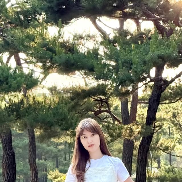 Julia❤️ on Instagram: "#협찬 @lemouton_shoes @lemouton_fashion 

#르무통 #업 발 편한 메리노울 운동화

맨발에 신어도 양말에 신어도
하루 종일 발이 너무 편안한 쿠션

심플하지만 세련되고 미니멀한 디자인으로
어느 룩에나 매치하기 쉬운 #르무통신상

그레이, 브라운, 블랙, 블루, 아이보리
뉴트럴 컬러 라인업으로
커플템 또는 패밀리템으로도 좋아요

오래 걸어도 편안하고 여행 룩과 잘 어울려
여행지 필수템이에요

한 번 신으면 벗고 싶지 않은 #르무통업 
공식몰에서 구매 시 사이즈 교환 무료!

✴구매 링크
https://lemouton.co.kr/product/detail.html?product_no=277&cate_no=153&display_group=1

#발편한운동화 #운동화 #데일리슈즈 #데일리코디 
#르무통운동화추천 #여자신발 #여성신발 
#LeMouton #shoes #sneakers #ootd #dailylook 
#dailyfashion #fashionstyle #fff #instagram #instagood"