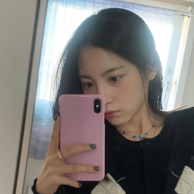 ᴴᵞᵉ on Instagram: "#협찬 @osawa_official 

네이비컬러 아가일패턴 가디건 찾고있었는데
제가 찾던 분위기와 딱 맞는 템 발견..!

빈티지한 무드의 아가일 패턴 #니트가디건
핀터 느낌 하이틴 느낌 아시냐고요
부드러운 터치감에 단독으로 입어 #데일리룩 느낌 내봤어요
아이보리 목폴라티와 레이어링해도 예쁠듯 🫶🏻"