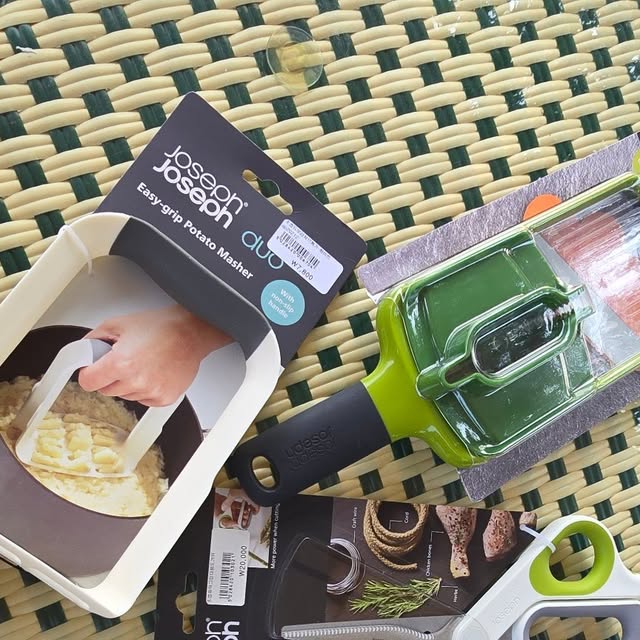 장은애 on Instagram: "#광고

오늘 일산에서 정말 특별한 곳을 발견했어요! 
바로 모드니 프리미엄 일산점인데, 
300평 규모의 엄청난 전시장 개념으로 
구성되어 있더라구요

여기는 진짜 원스톱 쇼핑이 가능한 곳이에요!
수입그릇부터 주방용품까지 다양한 브랜드를 
한 곳에서 비교하면서 구매할 수 있어서 너무 편했어요 

구매 목적이 아니더라도 편하게 둘러볼 수 있도록 
전시장 컨셉으로 만들어져 있어서, 
마치 갤러리 구경하는 기분이었답니다 

친구네 가면서 주방에 필요한 거 사느라고 들렀는데, 
스타우브 제품들도 직접 보고 만져볼 수 있고, 
네오플램 냄비들도 종류별로 다 전시되어 있어서 
비교하기 좋았어요! 
특히 엔드그레인도마랑 사브르 젓가락 세트가 
너무 예뻐서 마음에 쏙 들더라구요 

아스티에드빌라트, 지노리 같은 고급 브랜드들도 
입점해 있어서 깜짝 놀랐어요! 
너무 예쁜데다 소장하고 싶어서 만지작 만지작!!
더 놀라운 건 세일된 가격으로 구매할 수 있다는 점이에요 
평소에 눈여겨봤던 브랜드들을 
합리적인 가격에 만날 수 있어서 너무 좋더라구요!

여러 브랜드의 식기들과 그릇들을 실제로 보면서 
선택할 수 있어서 온라인 쇼핑과는 확실히 다른 매력이 있었어요!

평일 오전 9시부터 오후 6시까지 운영하니까 시간 맞춰서 방문해보세요 

정말 일산 데이트 장소로도 추천하고 싶은 곳이에요! 

 #일산명소 #일산가볼만한곳 #일산유명한곳 #일산데이트장소 #신호부부그릇 #빌레로이앤보흐 #스타우브 #스타우브꼬꼬때 #amt #amt양수웍 #미스티파이 #네바커트러리 #사브르젓가락 #사브르 #찜기 #엔드그레인도마 #도마 #식기 #그릇 #유리잔 #에르메스그릇 #야채탈수기 #네오플램 #대니쉬냄비 #냉비 #후라이팬 #알텐바흐 #알텐바흐냄비"