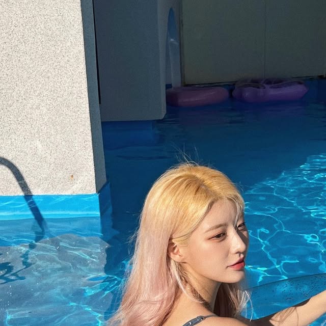 혜찡🌸 on Instagram: "주말에 감포에서 물놀이 즐겼어용
이번 숙소 픽 너무너무너무 완벽....✨
날씨도 경치도 좋고 
미온수라 전혀 춥지않게 놀았습니당 
여기 욕조도 있고.. 대형전신거울도 있고... 
사진 너무너무많이 찍고 와서 당분간 풀빌라 사진만 올라올 것 같아요😎 

#루나힐풀빌라 #경주풀빌라 #감포풀빌라"