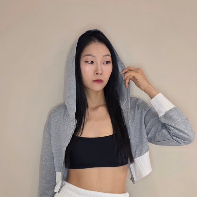 모델 │인플루언서│윤혜정 on Instagram: "#광고 💖 착용감 천재 인정! #서포트미 포미 속옷 세트 솔직 후기✨
드디어 정착했어요🥲🥲🥲 
서포트미 포미 라인은 압도적인 편안함과 부드러운 원단이 최고 강점! 👍 
하루 종일 입어도 몸에 자극 없이 가볍고, 
세탁 후에도 변형이 없어서 관리가 쉬워요!

1️⃣ 포미 V브라 & 브리프 (살색) 🍑
 * V브라: 노와이어인데도 들뜸 없이 자연스러운 핏! 
1.3cm 히든 패드로 티 나지 않는 볼륨감까지 챙겨줘요. 🤫
 * 브리프: Y존 압박/끼임/말림 제로! 
얇은 옷에도 팬티라인 티 안 나서 만족도 100%! ☁️ (마지막 영상 참고✌️)

2️⃣ 포미 스퀘어넥 브라 & 박서 (블랙) 🖤
 * 스퀘어넥 브라: 이너처럼 활용하기 좋은 디자인! 
안정감 있는 핏으로 넥라인을 예쁘게 잡아줘요. 👚
 * 박서: 속바지처럼 편안하게 감싸주는 착용감! 
말림 없고 피부 쓸림 없어서 활동량이 많을 때, 특히 좋아요! 🧘‍♀️

🌟 총평: 편안함이 곧 스타일!
예쁜 디자인과 편안함 둘 다 포기할 수 없다면, 
서포트미 포미가 정답입니다! 
민감한 피부에도 완벽한 데일리 속옷으로 강력 추천해요! 💖
.
.
.
#협찬 #심리스브라 #노와이어브라"