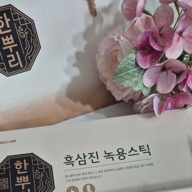 수민 (민이네❤️) on Instagram: "#협찬
🤍체험.협찬후기
"선물 좀 해본 언니들이 추천하는 
센스있는 선물 main 흑삼 윤옥고 스틱,
sub 흑삼단 침향환"
*CJ 한뿌리 흑삼 윤옥고 스틱*
-진세노사이드 흡수율을 높인 특허받은 
CJ구중구포 흑삼 함유
-100% 국내산 수삼을 9번 찌고
9번 말려서 제조 
-식약처 인정 5대 기능성 건강기능식품 
-면역력 증진,피로개선,혈액순환,향산화
기억력 개선에 도움
-꽉 채운 기초 영양으로 면역력은 탄탄하게
활력은 넘치게
-3가지 부원료 숙지황, 백봉령, 사양벌꿀 함유
-국내산 100% 전통원료 배합
 
*CJ 한뿌리 흑삼진녹용스틱*
-진세노사이드 흡수율을 높인 
특허받은 CJ구중구포 흑삼 함유
-연령대 불문 실패 없는 선물 
-최상위 등급 SAT 녹용 사용
-청정지역 뉴질랜드산 최상위 SAT 녹용
-100% 국내산 수삼을 9번 찌고
9번 말린 특허 받은 흑삼농축액
- 9가지 전통 소재와 5가지 귀한 버섯 함유
-전통 소재인 작약, 천궁, 당귀, 황기, 지황, 
감초, 계피, 생강, 대추와 5가지 귀한 버섯을 
조화롭게 담아 깊은 맛 구현
-1일 1회, 한 포씩 언제 어디서나 간편하게 섭취
-흑삼과 녹용을 함께 섭취 가능

협찬이 되어 받아본
선물 좀 해본 언니들이 추천하는 센스있는 선물 
main 흑삼 윤옥고 스틱과
sub 흑삼단 침향환🤗
진세노사이드 흡수율을 높인 
특허받은 CJ구중구포 흑삼을 사용해서
더욱 더 믿고 먹을 수 있고
전통과 건강의 가치를 모두 담은 
대한민국 TOP埴 인홍삼 브랜드인
한뿌리 브랜드의 선물세트라서
선물하기에도 너무 좋은👍
선물 좀 해본 언니들이 추천하는 
센스있는 선물이라는데
하루 한포씩 먹으면 되니 간편하게
챙겨먹기도 좋고
고급스러운 포장으로 선물용으로도 최고☺️
곧 다가오는 추석 선물 고민중이였는데
선물 좀 해본 언니들이 추천하는 
센스있는 선물인지 이해가 쏙
보자말자 바로 이걸로 찜💪

(폰카메라로 찍은 실제와 비슷한 사진입니다)
#협찬#체험#체험후기#리뷰#솔직하게리뷰
#CJ 한뿌리 흑삼 윤옥고 스틱 #활력 
#에너지 #면역
#CJ 한뿌리 흑삼진녹용스틱 #CJ구증구포흑삼 #SAT녹용 #선물하기좋은 #쇼핑백증정
#경옥고효능 #경옥고스틱 #윤옥고
#흑삼윤옥고스틱 #명절선물#명절선물세트  #부모님선물#추석선물세트 #녹용스틱
#흑삼진녹용스틱 #녹용추천"
