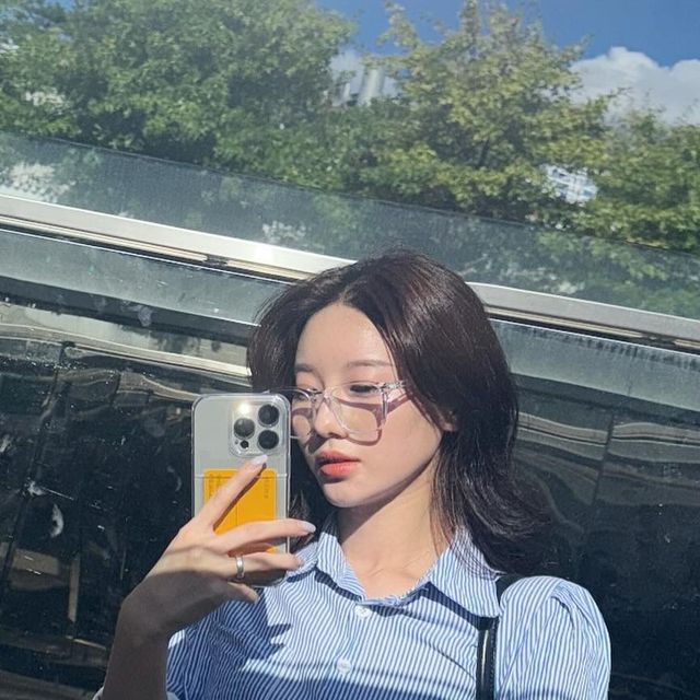 유루비 唯一無二 on Instagram: "#광고 @right_here_women 🤓 데일리로 착용하기 좋은 부담 없는 디자인! 슬림한 프레임의 베이직 뿔테 안경! 시력 보호에 좋은 블루 라이트 차단 렌즈! 그대로 착