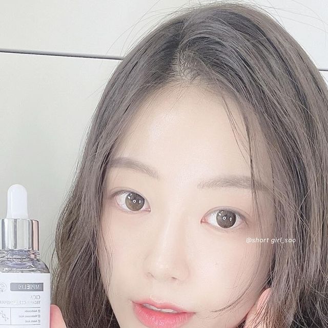 쑤🍑🐳 on Instagram: "#협찬 @impiel.official 임피엘
🍀시카 비건 아크네 클리어 앰플

여드름 때려잡는 보라색 앰플💟 특이하고 넘 입쀼댜💟
색소 놉❌ 아줄렌 성분으로 인한 천연 보라색🔮

이거 쓴 뒤로 피부가 속부터 짱짱하구 탄탄해지능 넉김🫢
완죠니 피부 매끈해지구 화장도 잘 먹고 안 뜨능거 보닉깐
피부 장벽 딴딴하게 해주는데 아주 딱잉거 같응디💜

앰플잉데도 산뜻, 순하게 피부에 흡수되능거 왕싱기🙊
근데 피부진정이랑 보습이 탁월해서 더 싱기방기🙈
시카, 아줄렌, 병풀추출물 때무네 진정&보습 효과❕
비건 인증 제품이닉깐 민감 피부도 사용 삽가넝🙆🏻‍♀️

얼매나 자신 있길래 효과 없으면 반품잉가 했더만
효과 없능게 이상혀〰️❕제품력 짱짱맨이자노❕🫢

#임피엘 #impiel #임피엘앰플 #임피엘아줄렌앰플 #임피엘시카앰플 #임피엘여드름앰플 #임피엘여드름 #임피엘트러블앰플 #임피엘트러블 #앰플추천 #여드름앰플추천 #트러블앰플추천"
