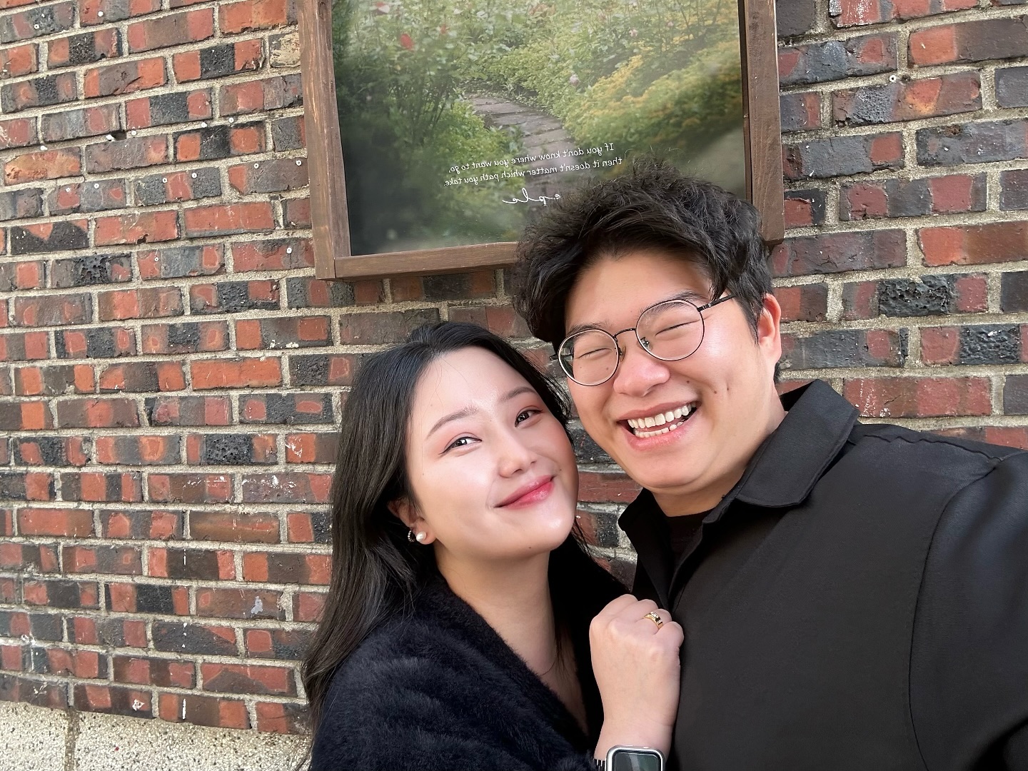 새벽에 오랜만에 급체가 왔는데
혼자 조용히 약먹고 손따고 해도 해결이 안되길래
오빠아… 조그맣게 불렀더니 방에서 바로 헐레벌떡 달려와가지고
편의점에서 활명수 사다주고 체끼 내려갈때까지 기다려준
나만의 스윗남과 함께 🤍

#다정한남자랑결혼해야하는이유
#이거보면뿌듯해하겠지 ㅋㅋ