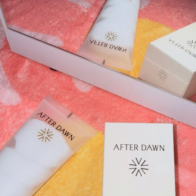 🇰🇷SUMINKIM on Instagram: "#광고
[뷰티] 🌿애프터던 멀티 스타일링 크림(AFTER DAWN Multi styling Cream) - 오후만 되면 축 쳐지는 머리카락, 떡지지 않는 헤어크림을 원한다면? -> 애프터던 멀티 스타일링 크림!
: 부드러운 크림 제형과 자연스러운 고정력❕
: 수분과 영양을 함께 공급해 모발을 부드럽게 관리❕
: 모발의 윤기와 결감을 살려주는 데일리 스타일링 헤어 제품❕

🌱사용방법🌱
: 소량의 제품을 손바닥에 덜어 비빈 후 모발에 발라 스타일링하여 줍니다.

✨사용 후 REAL REVIEW✨
1️⃣ 평소 헤어 관리를 자주 하는데, 이 애프터던 멀티 스타일링 크림을 발라보니 뻑뻑하지 않고 부드럽게 발리면서 머리가 떡지지도 않으며 은은한 고급스러운 잔향이 남는 점에서 너무 좋았습니다:)
2️⃣ 손상모이기에 바른 후 드라이를 해주니 머리카락이 바로 부드러워지면서 씻을 때도 잔여감이 없이 깔끔히 씻겨나가는 점에서 더욱 좋았습니다:)
3️⃣ 스타일링을 해줄 때도 딱딱하게 굳지 않고 자연스럽게 머릿결이 살아나는 느낌을 연출해 주는 점에서 너무 좋았습니다:)

이 포스팅은 ‘애프터던’으로부터 제품을 제공받아 체험 후 솔직하게 작성된 리뷰입니다.

#애프터던 #AFTERDAWN #멀티스타일링크림 #Multistylingcream"