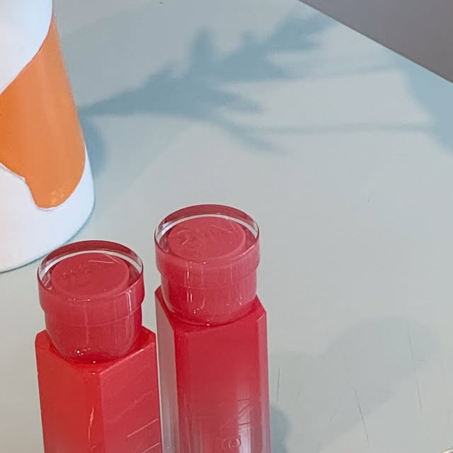 어썸 on Instagram: "#광고
지난번 구매했던 투에이엔 제품도 넘 잘 쓰구 있는데
쿨톤이 넘 좋아할만한 색상들 잔뜩 나와서 달려갔다왔어요🏃🏃‍♀️

요즘 입술이 계속 건조해서 촉촉한 립제품 필요했는데
글레이즈 바운싱 틴트, 색상도 넘 이쁘구 발림성도 굳💗
쬰쬼한 텍스처라 입술 도톰하구 이뻐보여요

베러미 아이팔레트&컬러플레이 듀얼 아이라이너 조합은
아침에 퀵하고 예쁘게 화장할 수 있어요
특히 아이라이너는 음영&하이라이트 모두 가능해서 
애교살 잡아주기 넘 좋더라구요!

이번에도 역시나 색감 잘 뽑은 투에이엔💗

#올영픽#올리브영추천템#올영필수템#러브버블컬렉션#롱웨어링파운데이션미니#컬러플레이듀얼라이너"