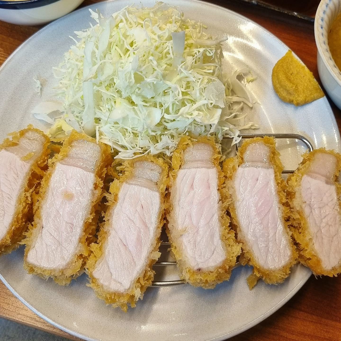 📁일식
#혼돈
✔️ 언주역 3번 출구
📍남영버크셔 샤돈브리앙(안심)
📍백돼지 로스카츠(등심)
🤤 9/10
💁♀️ 등심은 입에서 녹는 정도는 아니지만 부드러운 편에 속했고 느끼하지 않아 질리지 않게 먹을 수 있었다. 안심이 정말 부드러워 안심을 좋아하는 사람이라면 꼭 방문해 볼 만한 돈카츠집인 것 같다. 장국은 시원한 무 맛이 나는 듯해서 특이했다. 다양하게 곁들여 먹을 수 있어서 좋았고 특히 유즈코쇼, 소금과의 조합이 좋았다. 또한 양배추와 소스의 궁합이 좋아 맛있었다. 저녁에 방문해서 품절된 메뉴가 많았는데 다음에는 꼭 난축맛돈과 치즈돈카츠를 먹어보고 싶다.
💁♂️ 소스를 제외한 모든 맛을 통해 특별한 경험을 할 수 있었던 돈가스 집이었다. 특히 안심이 정말 부드럽고 생으로(오로지 돈가스만) 먹어도 맛있었다.