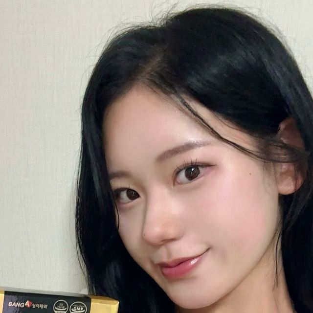 💖💘💞 𝓗𝓮𝓮𝓳𝓲𝓷 💞💘💖 on Instagram: "#광고 @sanga_pharm 
𝟏𝟎𝟎% 국내산 𝟔년근 홍삼, 상아제약 상아고려홍삼정 ‧₊ ˚✧* ‧ ₊ ‧˚
⠀
인삼의 영양 성분이 가장 극대화된다는 𝟔년근 홍삼 농축액이에요😻
𝟏𝟎𝟎% 국내산으로 일반 식품이 아닌 건강 기능성식품으로 제품 보증서는 필수로 들어 있고요, 식약처 6중 기능성으로 피로개선 · 면역력 증진 · 혈소판 응집 억제를 통한 혈액 흐름 · 항산화 · 기억력 개선 · 갱년기 여성 건강에 도움을 줄 수 있음을 인증받은 제품이에요.
⠀
시중의 홍삼 제품들은 부원료가 다량 포함돼서 본질의 원료가 흐려지는 제품이 많아 그 부분이 참 아쉬웠는데,
상아고려홍삼정은 시중 제품에 들어가는 부원료(불필요한 첨가물) 없이🙅‍♀️❌ 오직 홍삼 본질에 집중하여 -`, 진세노사이드 ˎ´- 가 무려 𝟑𝟗𝒎𝒈 나 함유되어 있어 먹으면 확실히 운동할 때 확 에너지가 느껴지네요 💪💥
진세노사이드** 기능성 원료 홍삼의 지표성분으로 면역력증진 · 피로 개선 · 혈행 개선 · 기억력 개선 · 항산화에 도움을 줄 수 있는 핵심성분.
⠀
제품은 대략 𝟖𝟎일분으로 패키징도 탄탄한 게 너무나 고급스러웠고, 중간에 캡이 내장되어 있어 매우 위생적이라 느껴졌어요. 품질보증서와 함께 고급 쇼핑백도 증정되니, 소중한 분께 선물하면 정말 사랑받을 것 같아요 !☺♥
⠀
부모님 선물, 명절 선물, 소중한 분께 드릴 선물을
찾으신다면 상아제약 고려홍삼정 정말 추천드립니다 (˶˃ ᵕ ˂˶)⸝♡ ‧₊ ˚
⠀
#홍삼선물 #상아제약 #홍삼정 #건강선물 #명절선물 #홍삼추천 #부모님선물 #상아고려홍삼정 #진세노사이드"