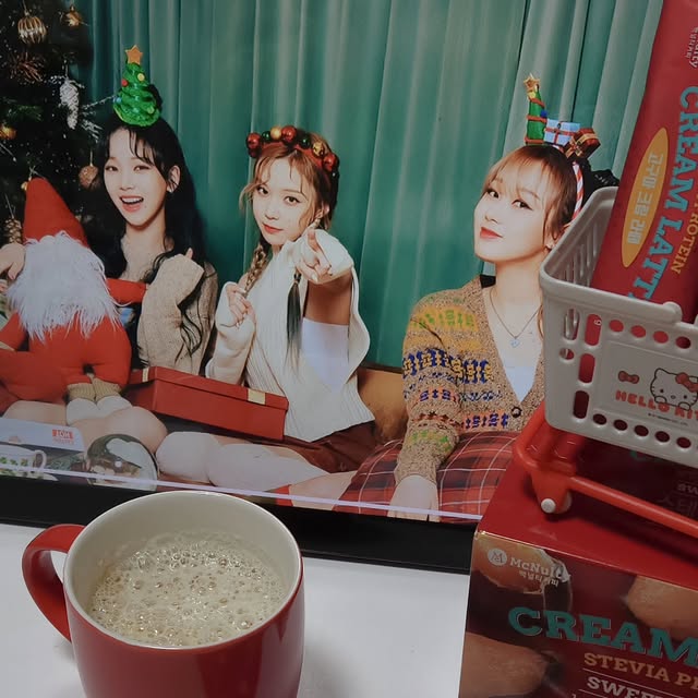 윤슬 | 홈카페☕️ 홈쿡🥗 캠핑⛺ 협찬 🅳🅼 문의‼️ on Instagram: "#협찬
요즘 정말 날씨도 넘 추워져서
따뜻하게 고구마라떼 한잔❤❤

오늘의 홈카페는
따뜻한 고샷추 만들기🍠🥛☕

고구마 원재료를 아낌없이 넣어서 맛이 진하고
풍부한 맥널티 스테비아 단백질 고구마라떼!!!

고구마 함량도 듬뿍 달콤한 천연 감미료
스테비아를 사용해 당 부담없이 즐길 수 있어요!!!

당 함량이 적어서 다이어트 간식으로도
아침대용으로도 즐기기 넘 좋아요❤❤

고품질의 덴마크산 분리유단백질 1.24g이
함유되어 라떼 한잔으로 단백질도 보충이 가능해요!!!

겨울에는 따뜻하게 즐기기도 넘 좋은데 
얼죽아분들은 얼음 넣어 아이스로 마셔도 넘 맛있어요!!!

추운 날 따뜻한 고구마라떼 생각날 때
집에서도 사무실에서도 언제든지 마시고 싶을 때마다
쉽게 타서 바로 마실 수 있어 정말 좋았어요!!!

겨울엔 역시 고구마라떼🍠🍠
커피를 좋아한다면 샷 추가해서 꼭 드셔보세요✌✌
.
.
.
#단백질음료 #겨울간식 #고구마라떼
#홈카페 #홈카페레시피 #맥널티커피
#스테비아 #홈카페메뉴 #단백질
#스테비아고구마크림라떼 #맥널티
#윤슬_홈카페 #윤슬_취미 #한국맥널티"
