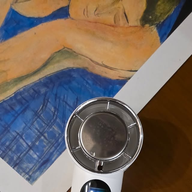 덕임 / 덕임러브스레트로 on Instagram: "#광고 올여름 최애템 등극! 🔥
미니 냉각 휴대용 손선풍기 진심 없으면 안 될 필수템이에요.

지금 특가 이벤트 진행 중!
정가 49,800원 -> 25,540 (쿠팡 이벤트가격!!)
🔥놓치면 안 되는 초특가 찬스임🔥 

일단 이 제품의 가장 큰 장점은 ‘냉각 기능’이 있다는 점!
그냥 바람만 나오는 일반 선풍기랑은 비교도 안 될 정도로 시원해요.
냉각판이 따로 있어서, 바람이 나올 때 얼굴에 직접 닿는 부분이 진짜 쿨링 되는 느낌!
밖에 나가서 더위에 땀 뻘뻘 흘리다가 이 선풍기 한 번 얼굴에 대면
땀이 식는 게 느껴질 정도로 시원하고 개운해요.
특히 이마나 볼, 목 뒤에 대고 있으면 금방 진정되는 느낌이라 완전 강추!!

두 번째 장점은 휴대성이에요.
진짜 작고 가벼워서 에코백이나 크로스백에 쏙 들어가는 사이즈라 들고 다니기 너무 좋아요.
디자인도 심플하고 키링처럼 가방에 달고 다니기도 좋게 돼있어서 완전 강추!!
무게도 거의 안 느껴질 정도로 가벼워서 손목 아프다는 느낌도 전혀 없음!
버튼 하나로 조작도 간편해서, 누구나 쉽게 사용할 수 있는 제품이에요 😊

소음도 거의 없어요!
밤에 자기 전에 써봤는데 정말 조용해서 방해도 안 되고,
카페나 지하철 같은 공공장소에서도 민망하지 않게 사용할 수 있어서 굿굿
바람 세기 조절도 100단계로 가능해서 취향 따라 쓸 수 있어요.
개인적으로는 30단까지는 완전 무소음!!

그리고 배터리도 오래가는 게 진짜 놀라움 포인트!
완충 후에는 반나절 이상 쓸 수 있어서, 충전기 들고 다닐 필요도 없고
C타입 충전이라 호환성도 좋아서 충전이 편해요.
보조배터리로도 충전 가능해서 외출 시에도 문제 없어요.

✔️ 냉각 기능 탑재
✔️ 초경량 & 휴대 간편
✔️ 저소음 설계
✔️ C타입 충전, 배터리 오래감

여름 필수템 미니 냉각 손선풍기!
이거 하나면 여름 외출도 문제 없어요. 꼭 써보세요!

#미니손선풍기 #냉각선풍기 #휴대용선풍기 #여름필수템 #저소음선풍기 #쿨링선풍기 #손선풍기#한정특가#쿠팡이벤트#무선냉각선풍기#냉각선풍기#휴대용선풍기#선풍기추전#캠핑용선풍기#충전식선풍기#SMIRIA선풍기#쿠팡이벤트
#무소음선풍기 #작고가벼운선풍기 #C타입선풍기 #휴대용미니선풍기 #냉각기능선풍기
#손선풍기추천 #인생템 #여름가전 #더위탈출 #여름준비완료"