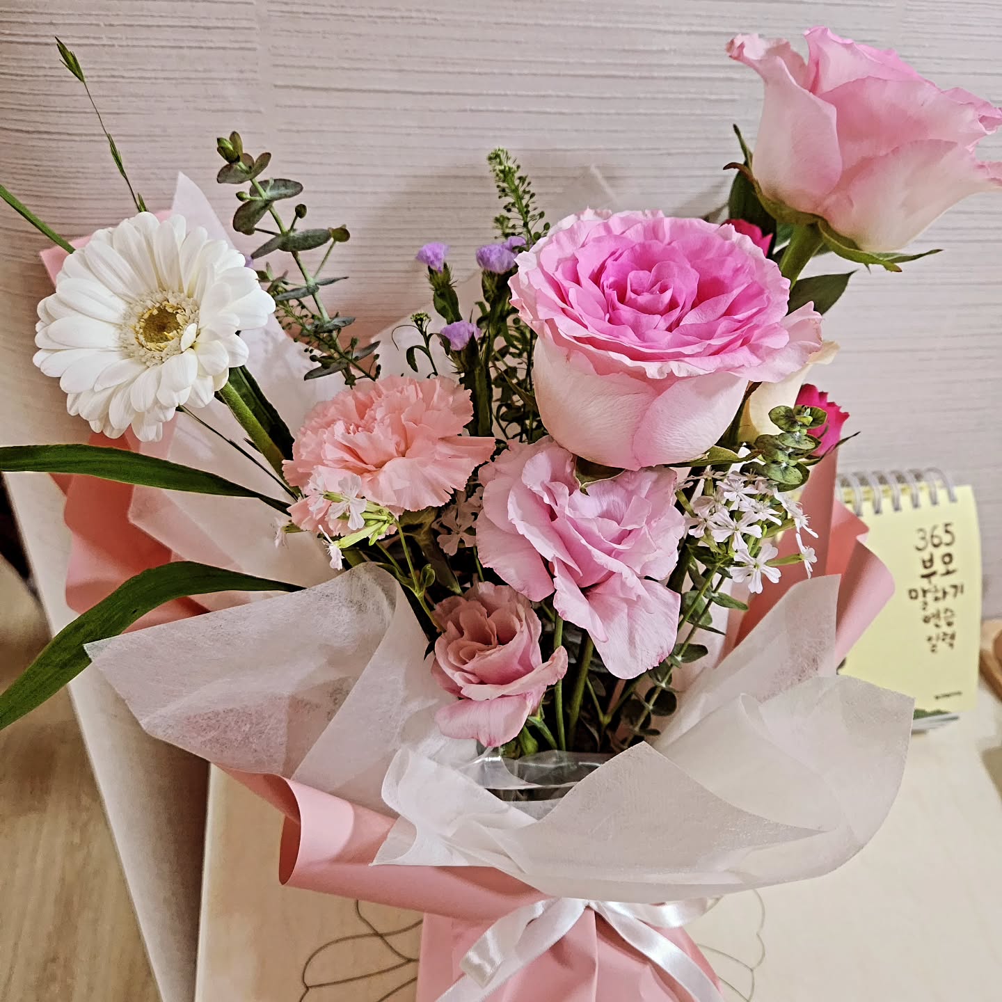 #생일

요즘따라 시간이 왤케 빠른지...
근데 왜 꽃다발이 작년보다 줄은거냐?
ㅋㅋㅋㅋㅋ

#나이만먹는구나
#어버이날편지냐?