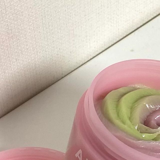 세 록 on Instagram: "#광고
@aprilskin_korea 

안녕하세요 ! 세록입니다 사실 요새 폼클렌징이 집에
다 떨어져서 어떤걸 사야할지 고민이 많았는데
마침 ! 에이프릴스킨에서 “핑크알로에 머랭솝”이 
새로 나왔다고 해서 써봤습니다 !!

일단 제가 써봤을때는 완전 만족이에요.. 처음에 딱 썼을때
향이 진짜 너무 좋은거 같아요ㅠ 뚜껑 열자마자 향이..
그리고 쓰고나서 얼굴이 막 땡기고 그런게 없어요 !! 
2차 세안용으로 진짜 좋은 클렌징 제품입니당 ><

일단 왜 이름이 머랭솝이냐 !
-
머랭처럼 쫀쫀하고 탄탄한 거품과 동시에 제형이 
완전완전 사기인 핑크알로에 머랭솝 !!

트러블에 괜찮을까?
-
네 ! 진정 성분이 더 좋은 핑크알로에가 함유되어서
건조하도 민감한 피부에 더 좋고 노폐물까지 깨끗하게 
없애준답니당 ! 다들 울퉁불퉁 피부결에는 머랭솝 하세요 ><
여드름성 적합 테스트 완료와 저자극 테스트까지 !

🩷 핑크 클렌저 - 핑크알로에와 콩 스크럽이 들어가
  수분 성분이 72% !!
💚 그린 클렌저 - 병풀 추출물과 녹두 스크럽이 들어가서
  자연 유래 성분이 78% !!

  폼클렌징과 각질케어 수분케어까지 한번에 ><
진정 수분팩과 피부톤 균일 케어 그리고 붉은기 진정까지 !!
❗️쓰고나면 일시적으로 붉은기가 올라 올 수 있어요❗️
 (저도 처음에는 붉은기가 올라와서 
  당황했지만 금방 가라앉았어용)

다들 핑크 알로에 머랭솝 하세용 🫶🏻🫶🏻
(세안할때 필요한 하트 퍼프도 준답니당 )

구매 링크 ⬇️
https://aprilskin.com/product/detail.html?product_no=1304

-
#에이프릴스킨#aprilskin#핑크알로에#머랭솝#클렌저추천#폼클렌저#폼클렌징#폼클렌징추천#클렌징폼#클렌저#알로에#알로에클렌저#피부진정#피지#폼클렌저추천#각질제거#저자극클렌저"