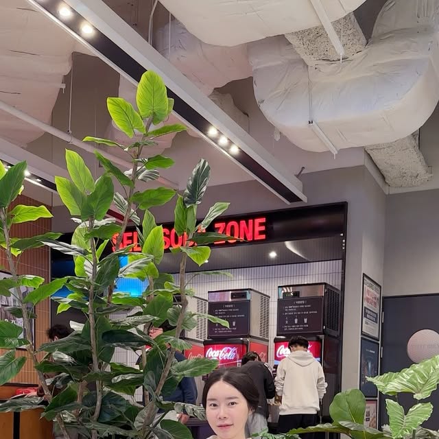 해니 DM&💌 뷰티 패션 여행가 on Instagram: "#광고

요즘 제 최애 슈즈는 르무통 메리제인이에요! 🖤

맨발에 쏙 신어도 폭신~포근하게 감싸주는 느낌이 너무 좋아요. 알고 보니 메리노 울 원단 H1-TEX 덕분이라네요?! 진짜 양말 없이 신어도 하나도 안 까슬거리고 피부에 착 감겨요✨

어떤 코디든 찰떡같이 어울려서 아침마다 신발 고민 안 해도 되는 게 제일 좋아요!
발등 높은 저도, 발볼 넓은 친구도 신어봤는데, 쭉쭉 잘 늘어나면서도 모양도 예쁘게 잡혀요!

스트랩도 조절 가능하고 히든밴드라 신고 벗기도 편하고, 하루 종일 돌아다녀도 피로감 제로! 

게다가 폐타이어로 만든 인솔이라 환경 생각도 했다는 점에서 더더 호감 상승🌱

공식몰에서 샀더니 교환/반품도 무료라 부담도 없었어요🙌

진심, 예쁜데 편하고 환경까지 생각한 메리제인 찾는 분께 강력 추천이에요!

@lemouton_shoes 
#르무통 #메리제인 #편한여성구두 #발편한구두 #데일리코디"
