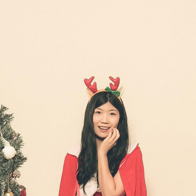 Lucia on Instagram: "#광고

영통역 근처에 있는 오늘, 우리 사진관 수원 영통점에 다녀왔습니다! 생긴 지 얼마 안 된 셀프 스튜디오라고 들었는데 그만큼 깨끗하고 좋았어요!

#크리스마스컨셉 의 소품들과 #크리스마스트리 가 준비되어 있는 사진관이어서 친구와 같이 놀면서 촬영하기 너무 좋았답니다!
#탈의실도 구비되어 있고 내부가 꽤 넓은 편이어서 옷도 여러 벌 입어보시에도 좋아요!

찍은 사진 원본은 모두 가져가실 수 있는 점도 이득이에요! 원본 보내는 방법이나 색감 다르게 찍는 방법 등도 모두 안내가 되어있어서 책자를 보면서 금방 했습니다!

부드러운 클래식, 포근한 파스텔, 화사한 비비드, 우아한 흑백, 따뜻한 베이지 등 다양한 색상을 고를수가 있었어요!

저는 모든 색감으로 한 번 씩 촬영해보았고 다양한 장점과 예쁨이 느껴졌답니다! 

업계 최저가인데다가 포즈를 알려주는 포토북도 있어서 참고로 하면서 친구와 인스타에 남길만한 사진을 만들 수 있어요!

크리스마스나 연말에 데이트 장소 찾고 계신 분들은 너무 비싼데 가기보단 가성비로 즐길 수 있는 셀프 스튜다오 오늘, 우리 사진관은 어떠실까요? 저는 결과물도 경험도 대만족이었답니다!

필터로 자연보정이 되서 원본 결과물도 정말 예뻐요 👍👍👍

무인 운영이긴 하지만 엄청 깨끗하고 잘 관리된 점도 추천할 만한 점이었고 사장님이랑 연락할 때도 엄청 친절하셨어요!

영통 근처에 사시는 분들은 시간되면 꼭 놀러오셔요~~

Studio : @ourstudio_today 

#수원셀프사진관 #영통셀프사진관 #수원셀프스튜디오 #영통셀프스튜디오 #크리스마스사진 #오늘우리사진관 #오늘우리사진관영통 #영통맛집 #크리스마스데이트"