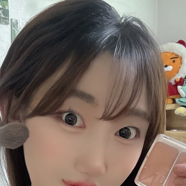 혜삐Jenny❤️ on Instagram: "#광고
-

제가 미쳐가지고 3통째 비우고 있는
투에이엔 제품들을 지금 올리브영에서 
6월 올영세일 가격으로 만날 수 있어요! 

봄웜에게 인생템이라 한번 구매해보고 
반해서 매일써버려 또 구매한 
제가 제일 좋아하는 세가지 색상으로 메이크업
완성해 보았는데요,

투에이엔 듀얼치크 “오렌지플레어” 색상과
투에이엔 포켓 코튼 블러링스틱 “베이지피치“
그리고 퓨어 글래시 하이라이터 “쉘“ 색상
이렇게 세개로 메이크업을 완성하면
진짜 여름 상콤한 쥬시 봄웜 메이크업 완성이에요!

그렇지 않아도 착한 가격으로 유명한 투에이엔인데
올영세일하면 얼마나 가격이 착하게요?
6월 올영세일 추천템 확실히 맞아요🧡

-

#투에이엔#블루밍가든#올영추천#봄웜#봄웜라#듀얼치크#하이라이터#2aN#올영세일#올영필수템#올영추천템"