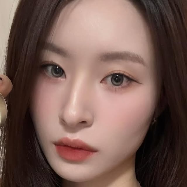 결 on Instagram: "#협찬

요즘 오른쪽 쌍커풀이 자꾸 풀려서 고민 하던 찰나
티안나는 템을 발견 했어요 🩶

쌍테로 보강 중 ♥

⭐살색빛으로 붙쳐도 티 안남
⭐얇아서 라인 잡기 쉬워요
⭐붙치고 장시간 있어도 불편하지않아요
⭐화장 후에 붙쳐도 자연스러움

🦋저는 화장 후에 붙쳐주는데요 후에 붙쳐도 잘붙어서 떨터질 걱정없고
영상보면 나오지만 살빛 컬러여서 붙쳐도 티가 안나요! 
얇은 라인 테이프여서 실패 할 확률이 적음 (예전에 중학교 다닐땐 한국거는 다 두꺼워서 붙쳤다 실패해서 몇장을 사용 했었음 ㅠ 아님 일본 직구 해서 씀,,)
🦋
라인이 얇은 테이프다 보니까 이물감 느껴지는것도 적어서 장시간 사용에도 불편 하지 않았구요 
젤 중요한 지속력도 10시간 사용 후에도 잘 붙어 있었어요

외출하고 나서 화장 지울때 테이프 뗄때 아프거나 자극 적이지 않음!

쿠팡에 <티안나는 쌍커풀테이프 >치면 나와요 🫢

#쿠팡추천템#쿠팡뷰티 #쿠팡쇼핑 #쌍테#메이크업#메이크업튜토리얼"