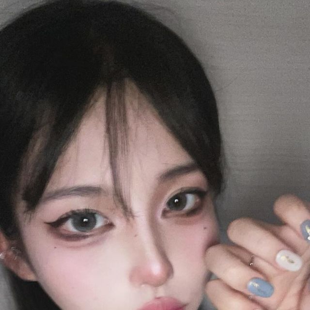 은 on Instagram: "#광고 에이블리 네일샵💅 미묘몽(@mimyomyong) 에서 네일 협찬을 받았어요! 샵에서 받은것 처럼 자연스럽고 무엇보다 디자인 너무 예뻤어요 ㅠ 자체 제작이라 제 손톱에 맞게 사