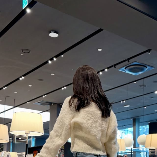 Julia❤️ on Instagram: "#협찬 @peachfit_official 

#피치핏 #골반필러진 

자연스러운 골반 보정을 해주면서
엄청 편한 청바지

하이웨스트에 이너 밴딩으로
정말 편하게 착용 가능해요

중청 컬러감이 사계절 내내 입을 수 있고
핏이 정말 예뻐서 다리 라인이 예뻐 보여요

오랜만에 마음에 드는 바지를 찾아서
날 풀리면 자주 입어야겠당❤

#골반뽕청바지 #골반청바지 #골반뽕바지
#오오티디  #부츠컷청바지 #부츠컷코디
#ootd #ootdfashion #koreanfashion #fashion
#fashionblogger #fashionista"