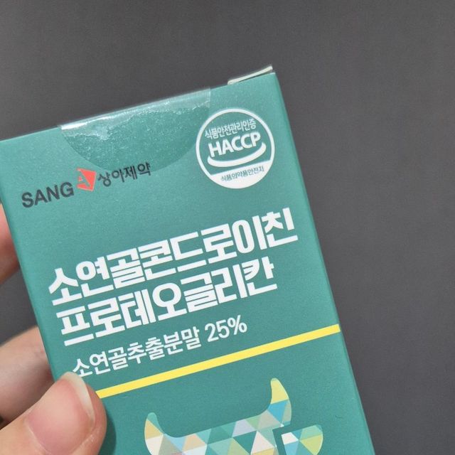 혜니 on Instagram: "#협찬 
.
프리미엄 소연골 분말 100%
콘드로이친 황산 1,980mg함유
핵심성분 프로테오글리칸 158.4mg + 2형 콜라겐 792mg 동시에!
TSE / BSE 정부 인증완료 철저한 품질관리, 건강한 소의 연골만을 추출

저분자 효소처리 공법 뉴트리너스의 기술력, 저분자 효소처리/체내 흡수율 UP
소연골 추출물 전문 제조사 인도 Bacto Chem사의 원료 사용
전세계의 몇 안되는 소연골 추출물 전문 제조사
화학첨가물, 부형제 9無
HACCP 인증 제조
프로테오글리칸 소연골 콘드로이친은 식약처 HACCP 인증 제조 시설에서 안전하게 생산이 됩니당~

다들 연골 아낄 수 있을 때 아껴야해요 나중에 힘들어집니당
그런데 엄마가 너무 좋아하셔요 주말에 드릴 예정입니당
.
.
.
@sanga_pharm 
.
#상아제약 #소연골콘드로이친 #콘드로이친 #소연골 #뼈건강 #관절영양제"