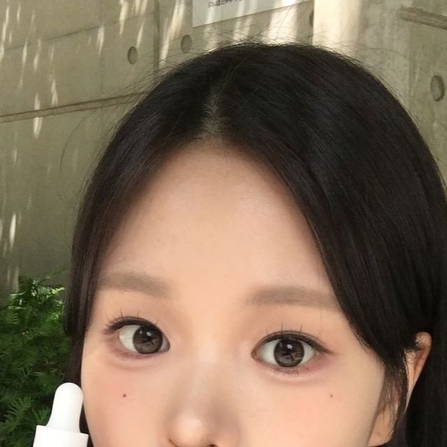 김현진 on Instagram: "#광고 @medicube_korea

 성분 맛집 메디큐브에서 24년 6월 new ‘PDRN 핑크 흔적앰플’이 출시되었습니다. 짝짝짝 👏🏻
 PDRN + 펩타이드 + 연어 콜라겐 + 코엔자임 Q10 등 고가의 에스테틱 성분을 아낌없이 넣었다고 해요. 🫢

 연어에서 추출한 PDRN 성분이 1% 최다 함유*해 단 2주 만에 거뭇한 흔적/잡티를 강력하게 케어해, 맑고 깨끗한 피부로 핑크 토닝 효과를 선사해 줘요.

 같은 자리에 잡티&흔적이 반복되는 이유가 그 자리에 탄력&장벽이 무너졌기 때문이라고 해요. 🥺
 탄력&장벽을 동시에 케어해, 흔적이 반복되지 않도록 근본적인 케어를 도와주는 제품이 바로 메디큐브의 PDRN 핑크 흔적 앰플! 

 제가 피부가 칙칙한 편인데 비타민B12 본연의 핑크색감으로, 처음부터 끝까지 건강한 성분으로 피부에 핑크 속광을 선사해 주어서 너무 좋았어요. 🥹

 앗 그리고 지성이다 보니 끈적이는 제품을 선호하는 편이 아닌데 PDRN 핑크 흔적 앰플은 고농축으로 깊은 수분감을 선사하며, 끈적임 없이 즉각 흡수되어, 여름에도 부담 없이 사용이 가능해요! ☀️🏖️

 요런 분께 추천드려요 ☝🏻

1. 반복되는 피부 흔적을 개선하고 싶으신 분
2. 연어 PDRN 성분을 앰플로 느끼고 싶으신 분
3. 피부 속부터 차오르는 탄력있는 속광이 필요하신 분
4. 흡수 빠른 수분 앰플을 찾으시는 분
5. 홈케어로 에스테틱 효과를 누리고 싶으신 분

 자기 전에 항상 남자친구랑 영상 통화 하는데
통화할 때마다 피부광 미쳐서 남자친구랑 저랑 항상 같이 놀래요 ㅋㅋㅋ 🤣
요번 여름 앰플은 너ㄷㅏ… 🫵🏻

 다들 메디큐브 하세요 🤍

*최다 함유: 메디큐브 최다
*흔적: 색소 침착(잡티/주근깨)로 인한 흔적

 해당 후기는 무료로 제공받아 주관적으로 작성한 리뷰입니다.

#메디큐브 #메디큐브PDRN #PDRN핑크흔적앰플 #PDRN #PDRN앰플 #흔적앰플 #속광 #바르는PDRN #탄력 #잡티세럼 #잡티앰플 #흔적앰플"