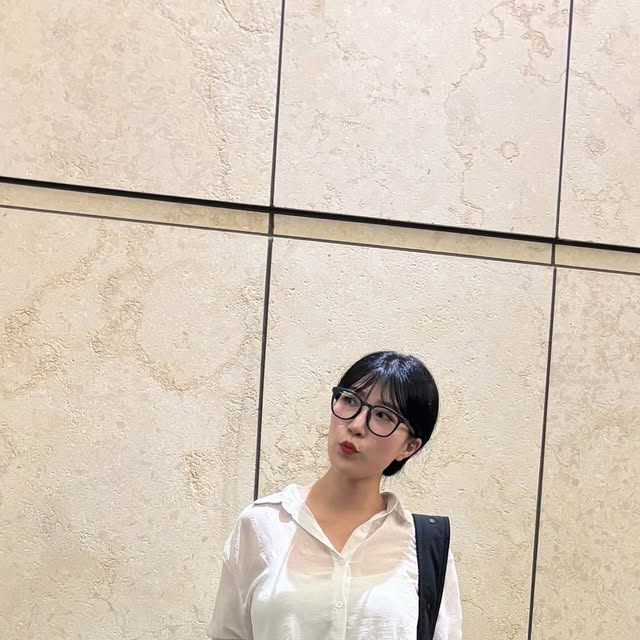 혜원스럽게 on Instagram: "힙부터 밑단까지 자연스럽게 떨어지는 실루엣 ✨ 핏 하나로 분위기 완성되는 와이드 데님 팬츠👖 부드러운 터치감에 탄탄한 원단으로 오래 입어도 흐트러짐 없이