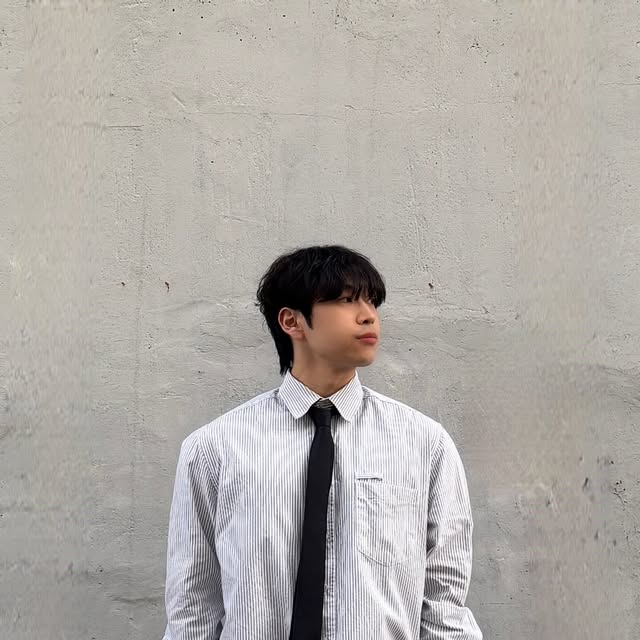 170 옷장 on Instagram: "#광고 @standarderror_official 에서 87-STAN174 헤비 워싱 버뮤다 데님팬츠 딥블루를 제공 받았습니다

이젠 진짜 여름..😭

 허리부터 밑단까지 자연스럽게 떨어지는 와이드한 핏의 버뮤다 데님 팬츠👍🏻

top : @tleyoung.inc 
bottom : @standarderror_official 
shoes : @josepht_official 

#STANDARDERROR #Denim #DenimPants #Pants#스탠다드에러#데님#데님팬츠#버뮤다#바뮤다팬츠#바지#바지추천#남여공용팬츠#워싱팬츠#와이드팬츠#와이드바지#데일리룩"