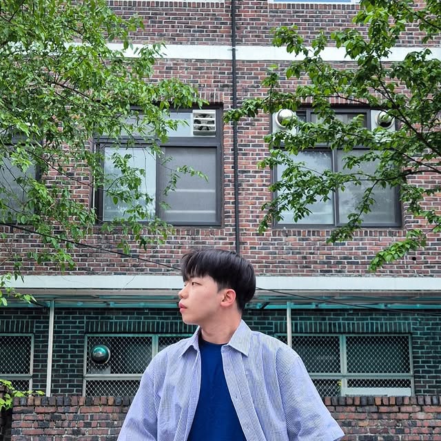 조성진 on Instagram: "#광고 주말 햇살이 기분 좋게 내려앉던 날, 산책 겸 가볍게 입고 나선 데님 팬츠예요.

스탠다드에러(@standarderror_official) / 빈티지 프론트 캣샌드 워싱 와이드 데님팬츠 빈티지블루

▪️ 밑단까지 여유 있게 흐르는 와이드 실루엣이 무심한 듯 자연스럽게 연출되었고, 발등을 덮는 기장 덕분에 전체적인 밸런스가 안정적으로 느껴졌어요🌿

▪️ 빈티지한 컬러감에 캣워싱이 은은하게 더해져 단정한 느낌을 유지하면서도 포인트가 되더라고요. 매트한 무광 리벳과 부드러운 원단 터치가 조용히 분위기를 더해주는 느낌이었어요🪶

▪️ 저는 네이비 티셔츠 위에 스트라이프 셔츠를 걸쳐서 차분한 톤으로 스타일링했어요. 데일리로 입기에도 좋고, 포인트가 필요한 날에도 자연스럽게 녹아들 팬츠예요🧵

#스탠다드에러 #데님팬츠 #빈티지팬츠 #남여공용팬츠 #데님 #팬츠 #바지 #와이드바지 #워싱팬츠 #와이드팬츠 #데일리룩 #코디추천 #standarderror #denim #pants #wide"